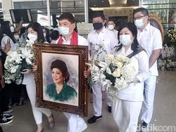 Dimakamkan di Delingan, Jenazah Susyana Lukminto Dibawa Lintasi Pabrik Sritex