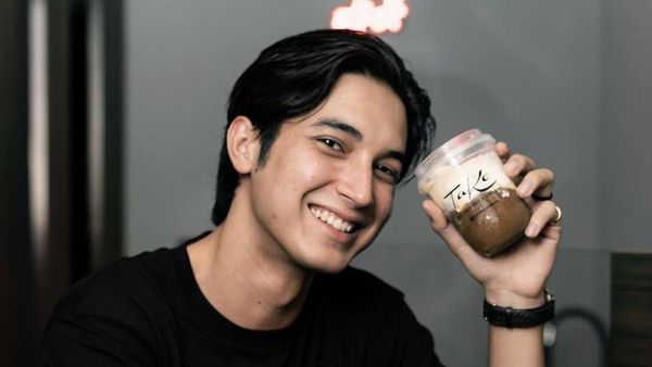 Junior Roberts, Aktor Tampan yang Punya Bisnis Kopi Susu dan Sate Taichan
