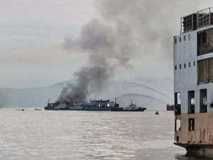 Kapal Feri Filipina Terbakar Hebat, 80 Orang Berhasil Diselamatkan!