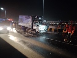 Truk Pengangkut Roti Terbakar di Tengah Suramadu Diduga karena Korlseting