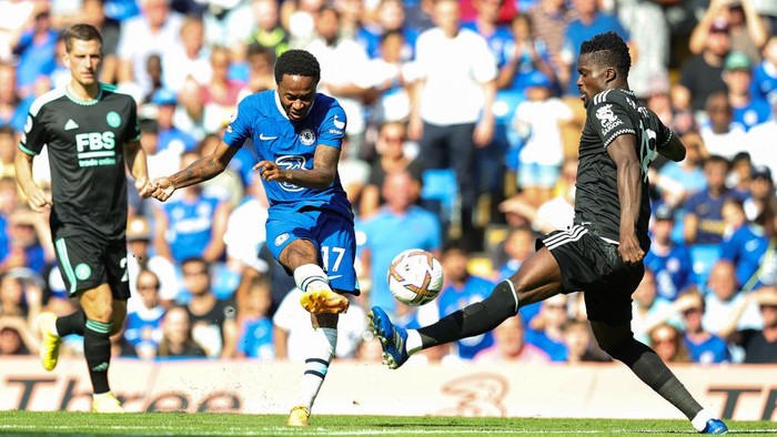 LONDON, ENGLAND - AUGUST 27: Raheem Sterling of Chelsea scores their teams first goal during the Premier League match between Chelsea FC and Leicester City at Stamford Bridge on August 27, 2022 in London, England. (Photo by David Rogers/Getty Images)