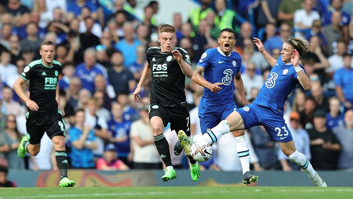 LONDON, ENGLAND - AUGUST 27: Conor Gallagher of Chelsea fouls Harvey Barnes of Leicester City which later results in a red card during the Premier League match between Chelsea FC and Leicester City at Stamford Bridge on August 27, 2022 in London, England. (Photo by David Rogers/Getty Images)