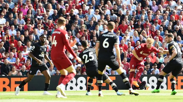 LIVERPOOL, ENGLAND - AUGUST 27: ( THE SUN OUT,THE SUN ON SUNDAY OUT) Harvey Elliott of Liverpool  scores the second goal making the score  during the Premier League match between Liverpool FC and AFC Bournemouth at Anfield on August 27, 2022 in Liverpool, England. (Photo by Andrew Powell/Liverpool FC via Getty Images)