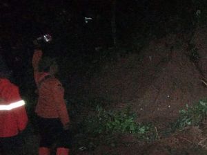 Longsor Terjang Jalur Alternatif Puncak Bogor, Akses Jalan Terhambat Longsor Terjang Jalur Alternatif Puncak Bogor, Akses Jalan Terhambat