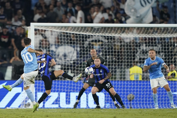 ROME, ITALY - AUGUST 26: Luis Alberto of S.S. Lazio scores a goal during the Serie A match between SS Lazio and FC Internazionale at Stadio Olimpico on August 26, 2022 in Rome, Italy. (Photo by Danilo Di Giovanni/Getty Images)