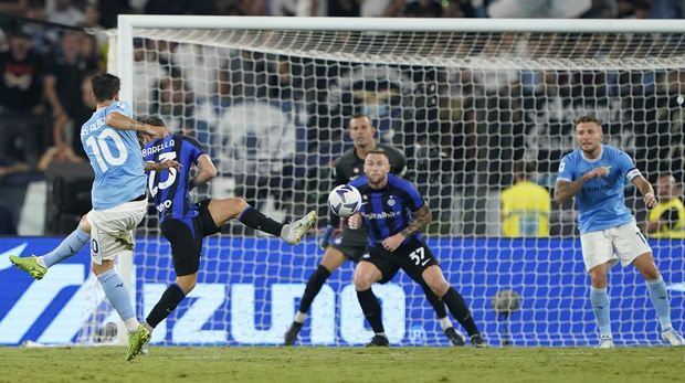ROME, ITALY - AUGUST 26: Luis Alberto of S.S. Lazio scores a goal during the Serie A match between SS Lazio and FC Internazionale at Stadio Olimpico on August 26, 2022 in Rome, Italy. (Photo by Danilo Di Giovanni/Getty Images)
