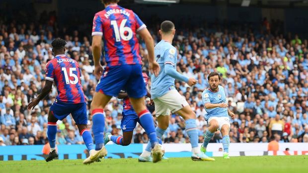 MANCHESTER, ENGLAND - AUGUST 27: Bernardo Silva of Manchester City scores their sides first goal  during the Premier League match between Manchester City and Crystal Palace at Etihad Stadium on August 27, 2022 in Manchester, England. (Photo by Shaun Botterill/Getty Images)
