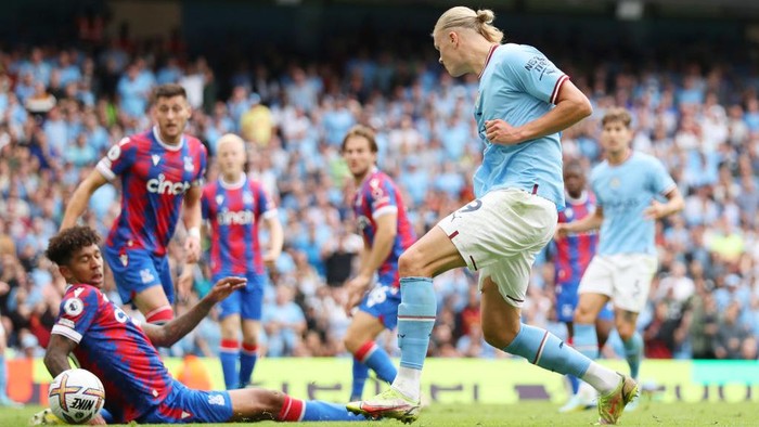 MANCHESTER, ENGLAND - AUGUST 27: Erling Haaland of Manchester City scores their sides third goal during the Premier League match between Manchester City and Crystal Palace at Etihad Stadium on August 27, 2022 in Manchester, England. (Photo by Manchester City FC/Manchester City FC via Getty Images)