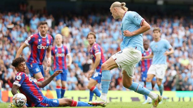 MANCHESTER, ENGLAND - AUGUST 27: Erling Haaland of Manchester City scores their sides third goal during the Premier League match between Manchester City and Crystal Palace at Etihad Stadium on August 27, 2022 in Manchester, England. (Photo by Manchester City FC/Manchester City FC via Getty Images)