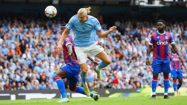 MANCHESTER, ENGLAND - AUGUST 27: Erling Haaland of Manchester City scores their sides second goal during the Premier League match between Manchester City and Crystal Palace at Etihad Stadium on August 27, 2022 in Manchester, England. (Photo by Shaun Botterill/Getty Images)