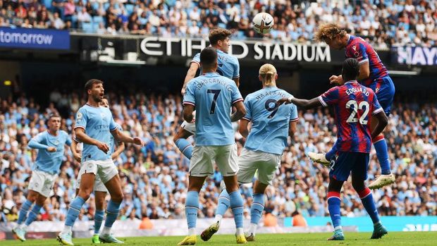 MANCHESTER, ENGLAND - AUGUST 27: Joachim Andersen of Crystal Palace scores their sides second goal during the Premier League match between Manchester City and Crystal Palace at Etihad Stadium on August 27, 2022 in Manchester, England. (Photo by Shaun Botterill/Getty Images)
