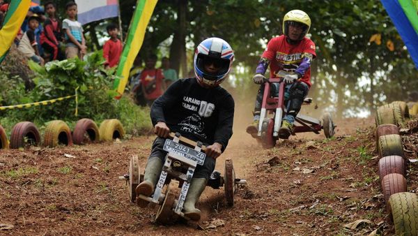 Melihat Keseruan Balapan Gledekan di Kendal