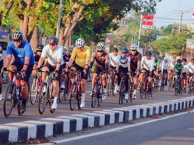 Momen Ratusan Pesepeda Nikmati Gowes Bareng di Bali