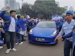 Naik Mobil Listrik Tesla, Zulhas Hadiri Rakernas PAN