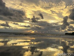 Menikmati Semburat Senja Pantai Serang Blitar yang Jadi Primadona Wisatawan