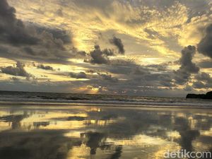 Menikmati Semburat Senja Pantai Serang Blitar yang Jadi Primadona Wisatawan Menikmati Semburat Senja Pantai Serang Blitar yang Jadi Primadona Wisatawan