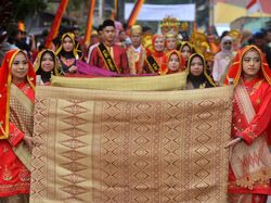 Parade Seribu Songket Meriahkan Festival Pandai Sikek