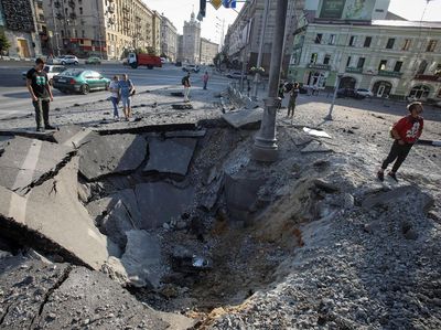 Serangan Rusia ke Ukraina Tinggalkan Jejak Kawah di Kharkiv