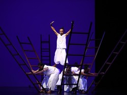 Under the Volcano: Ketika Tradisi Minangkabau Bersatu dengan Teater