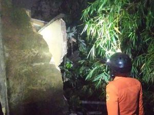 Pohon Tumbang Timpa Rumah Warga di Bogor Akibat Angin Kencang Kemarin Sore