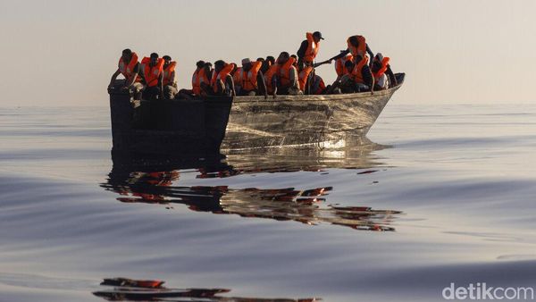 Potret Penyelamatan Puluhan Migran di Laut Mediterania