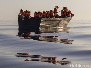 Potret Penyelamatan Puluhan Migran di Laut Mediterania Potret Penyelamatan Puluhan Migran di Laut Mediterania