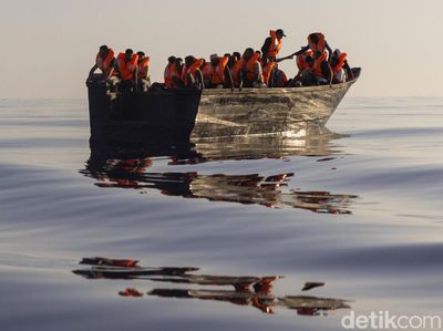 Potret Penyelamatan Puluhan Migran di Laut Mediterania