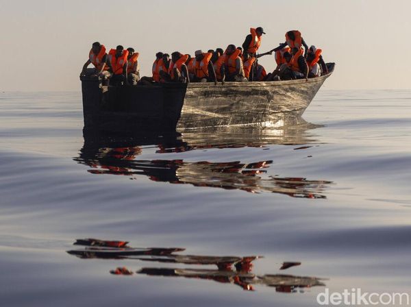 Potret Penyelamatan Puluhan Migran di Laut Mediterania