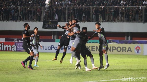 Momen Persebaya Benamkan PSS Sleman di Stadion Maguwoharjo