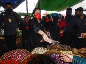 Puan Maharani Belanja Cabai dan Bawang di Mataram