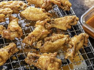 Resep Sayap Ayam Goreng Saus Gochujang yang Renyah Pedas Resep Sayap Ayam Goreng Saus Gochujang yang Renyah Pedas