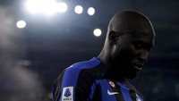 Dan bintang terbaru yang terkapar jelang Piala Dunia 2022 adalah Romelu Lukaku. Penyerang Inter Milan asal Belgia itu mengalami masalah pada ototnya. (Foto: Danilo Di Giovanni/Getty Images)