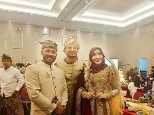 Romantisnya Roro Fitria Saat Pesta dan Makan Bareng Suami