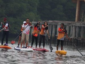 Sandiaga Ikut Mendayung Papan Seluncur di Kejurnas Stand Up Paddle Sandiaga Ikut Mendayung Papan Seluncur di Kejurnas Stand Up Paddle