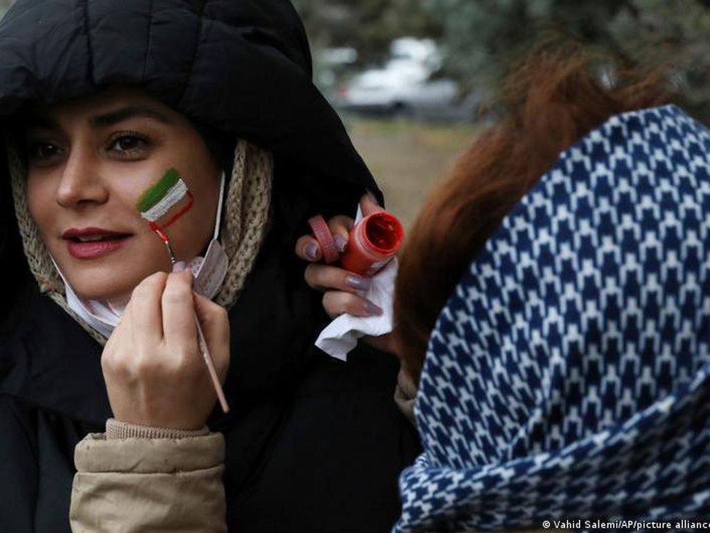 Usai 4 Dekade, Perempuan Iran Boleh Nonton Sepak Bola Langsung di Stadion