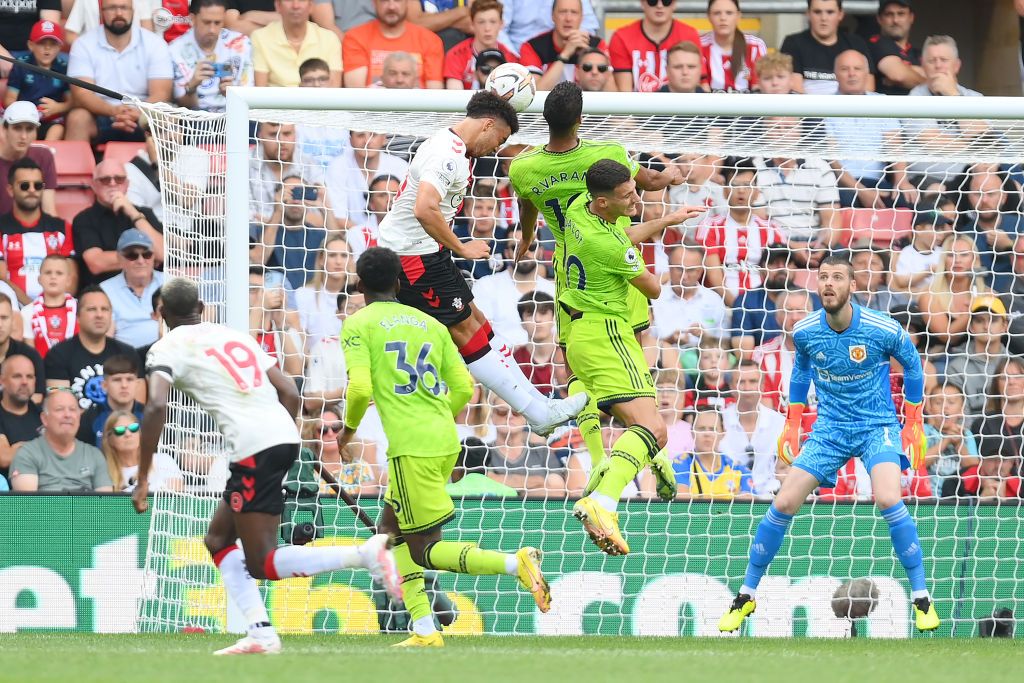 SOUTHAMPTON, ENGLAND - AUGUST 27: Che Adams of Southampton heads the ball over during the Premier League match between Southampton FC and Manchester United at Friends Provident St. Mary's Stadium on August 27, 2022 in Southampton, England. (Photo by Mike Hewitt/Getty Images)