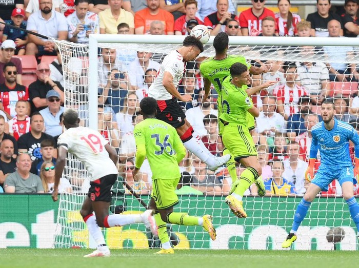 SOUTHAMPTON, ENGLAND - AUGUST 27: Che Adams of Southampton heads the ball over during the Premier League match between Southampton FC and Manchester United at Friends Provident St. Marys Stadium on August 27, 2022 in Southampton, England. (Photo by Mike Hewitt/Getty Images)