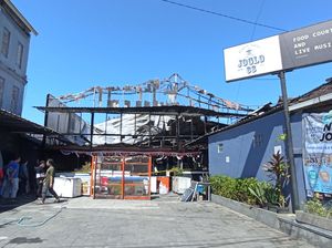 Tempat Food Court-Live Music di Pedungan Denpasar Terbakar