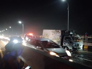 Truk Terbakar di Tengah Suramadu Sempat Timbulkan Antrean Kendaraan
