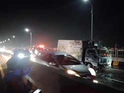 Truk Terbakar di Tengah Suramadu Sempat Timbulkan Antrean Kendaraan