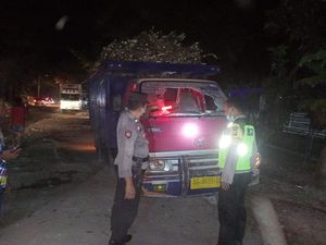 5 Sopir Jadi Korban Teror Pemotor Ngawur Lempar Batu ke Kaca Truk di Jombang 5 Sopir Jadi Korban Teror Pemotor Ngawur Lempar Batu ke Kaca Truk di Jombang