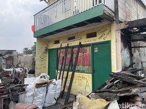 Runutan Cerita Warteg Simprug Tak Terbakar hingga Penuh Coretan Protes Runutan Cerita Warteg Simprug Tak Terbakar hingga Penuh Coretan Protes