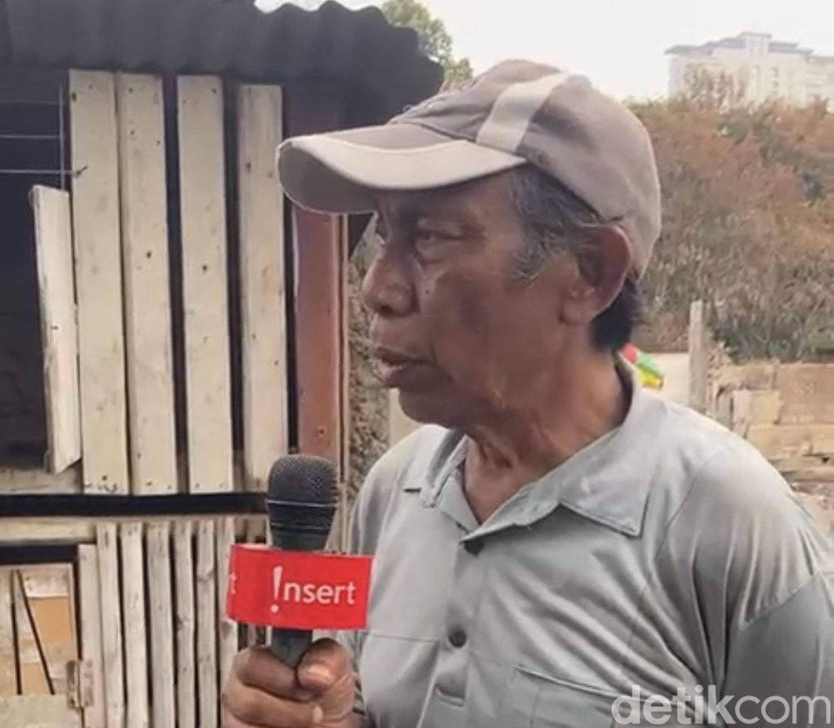 Warga sekitar Warteg 'Barokah' yang tak ikut gosong dilalap api kebakaran di Simprug Jaksel. (Silvia Ng/detikcom)