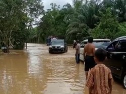 Sungai Meluap di Jalan Lintas Asahan, Warga Takut Melintas