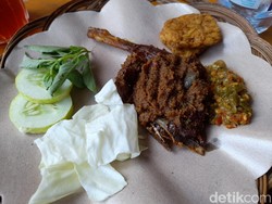 Menikmati Bebek Sarjana, Pedas Sambalnya Bikin Nagih