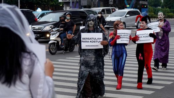 Bukan Ngamen, Pegiat Cosplay Ini Beraksi di Jalanan Ibu Kota
