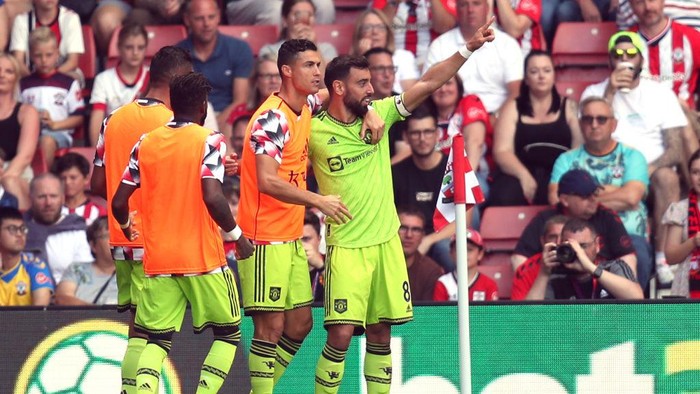 SOUTHAMPTON, ENGLAND - AUGUST 27: Bruno Fernandes of Manchester United celebrates the winning goal with substitute Cristiano Ronaldo of Manchester United during the Premier League match between Southampton FC and Manchester United at Friends Provident St. Mary's Stadium on August 27, 2022 in Southampton, United Kingdom. (Photo by Mark Leech/Offside/Offside via Getty Images)