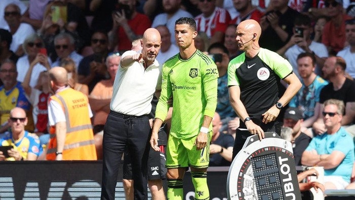 SOUTHAMPTON, ENGLAND - AUGUST 27: Erik ten Hag speaks to Cristiano Ronaldo of Manchester United before they are substituted on during the Premier League match between Southampton FC and Manchester United at Friends Provident St. Marys Stadium on August 27, 2022 in Southampton, England. (Photo by Manchester United/Manchester United via Getty Images)