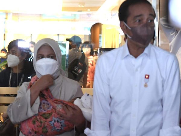 Potret Iriana Jokowi Saat Gendong Cucu Kelima Pakai Jarik