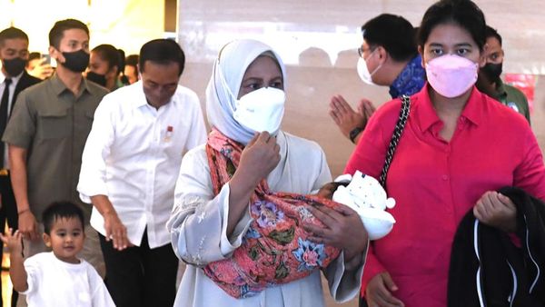 Potret Ibu Negara Iriana Jokowi Gendong Cucu Kelima Pakai Jarik